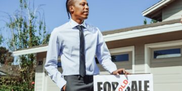 SPIN営業術のSPIN話法を使って販売する営業マン