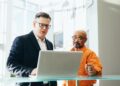 IT営業の能力を発揮する中年男性