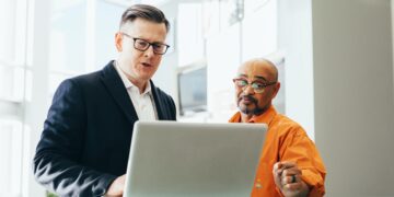 IT営業の能力を発揮する中年男性