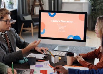 システム営業の仕事内容と流れを説明中