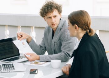 ルート営業未経験者に商品説明のコツを教える男性