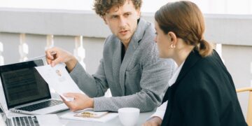 ルート営業未経験者に商品説明のコツを教える男性