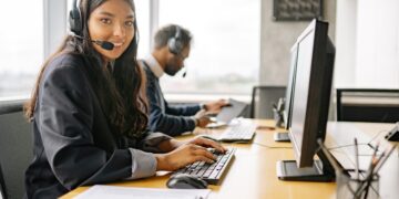 テレアポ代行のメリットを宣伝する女性