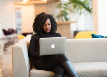 インサイドセールスの重要性について調べる女性