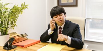 きついメーカー営業に耐える男性