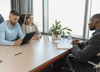 営業への転職を未経験から成功させるコツを教える様子