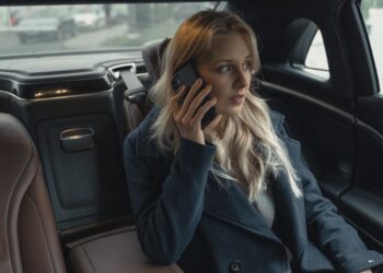 海外営業で仕事に励む女性