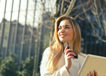 笑顔で楽しそうに仕事する女性