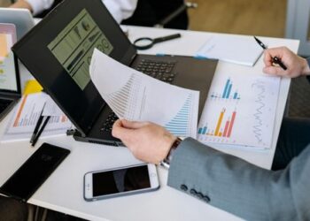 中小企業の営業DXの進め方を解説する記事のアイキャッチ画像