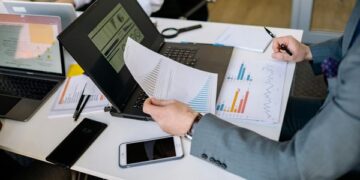 中小企業の営業DXの進め方を解説する記事のアイキャッチ画像