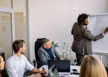 アイキャッチ: BDRとSDRの違いと仕事内容｜「優秀なSDRを昇格させる」