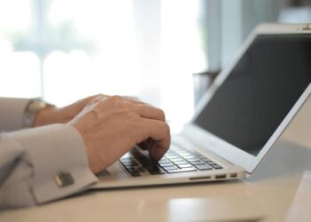 フォーム営業の文面設計でノートPCに向かう担当者