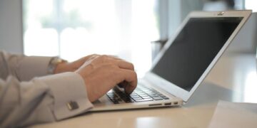 フォーム営業の文面設計でノートPCに向かう担当者